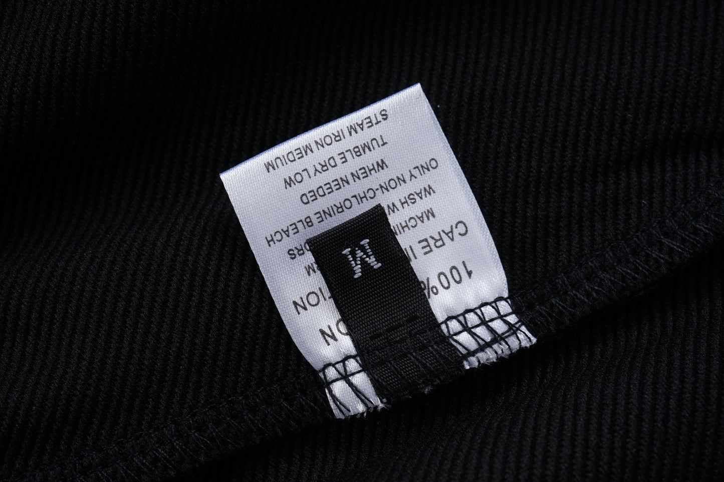AMIRI-BLACK-ITALICS-22-SHORT