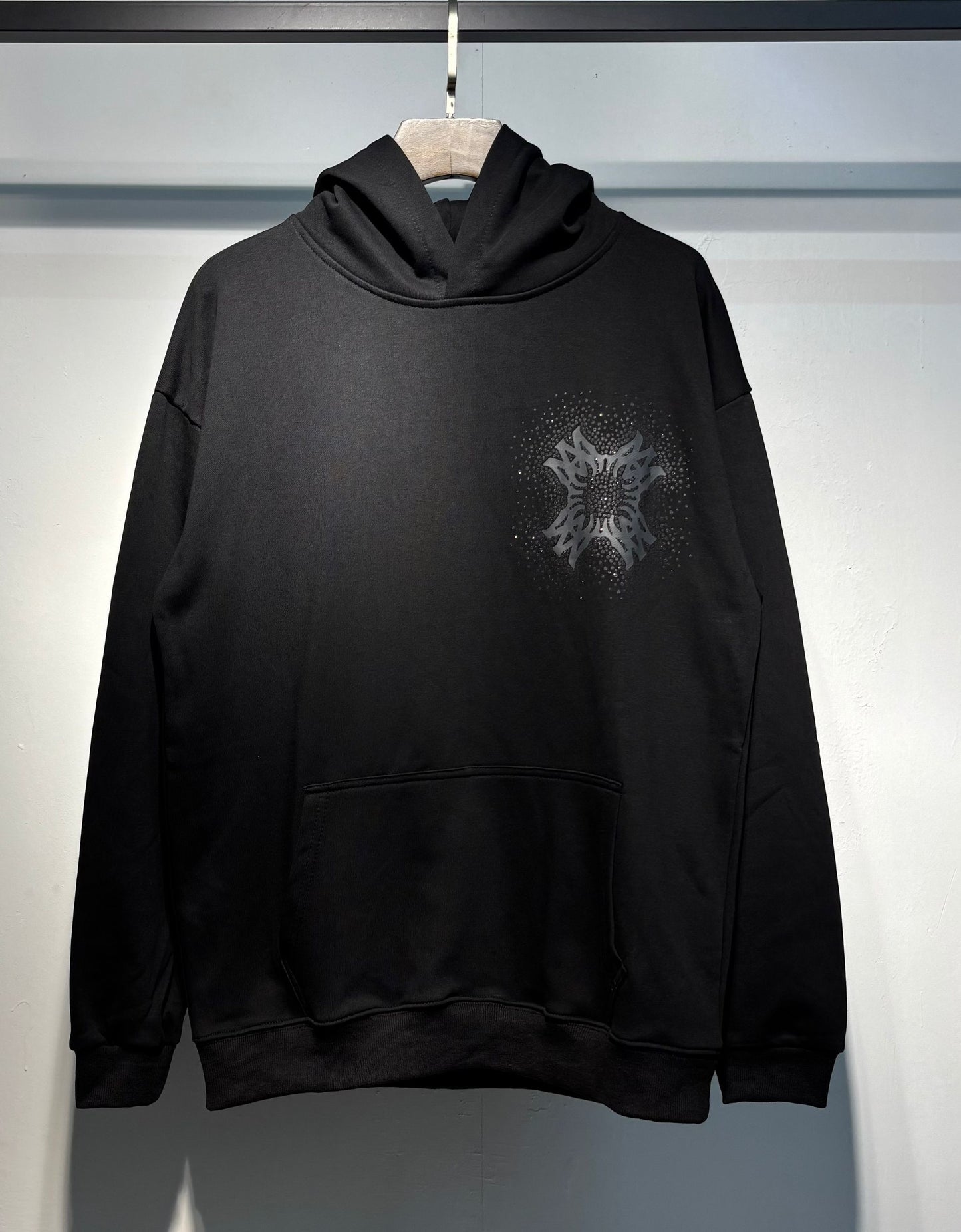 AMIRI-LOGO-POINTS-HOODIE