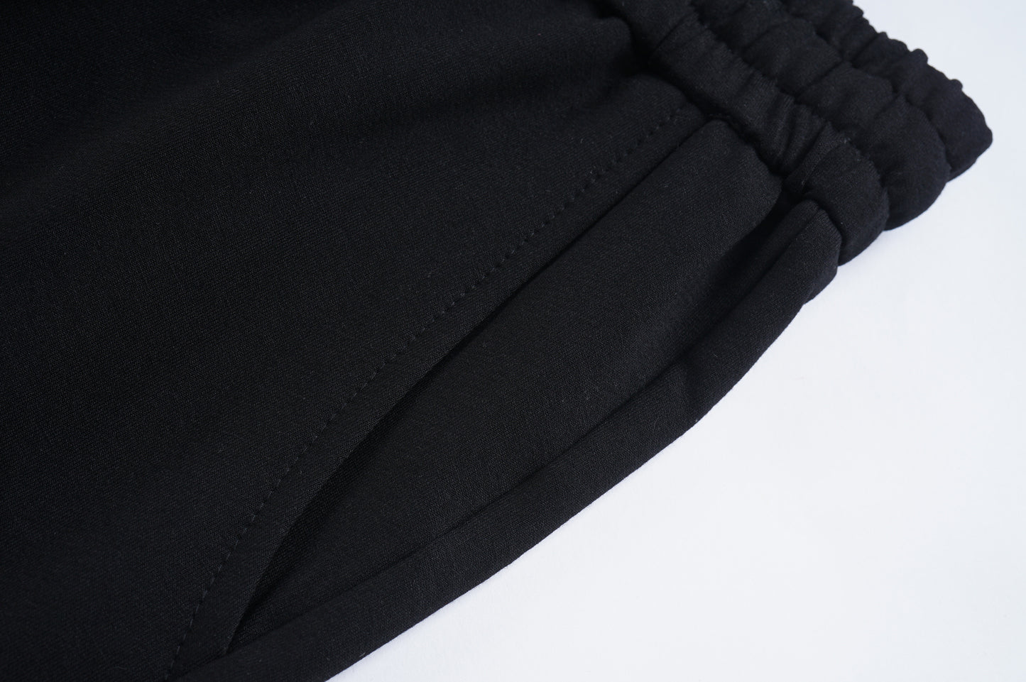 AMIRI-BLACK-ITALICS-22-SHORT