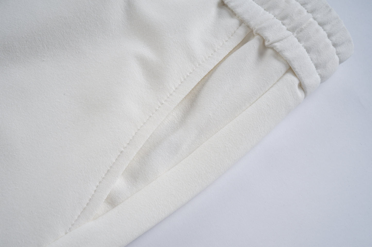 AMIRI-WHITE-ITALICS-22-SHORT