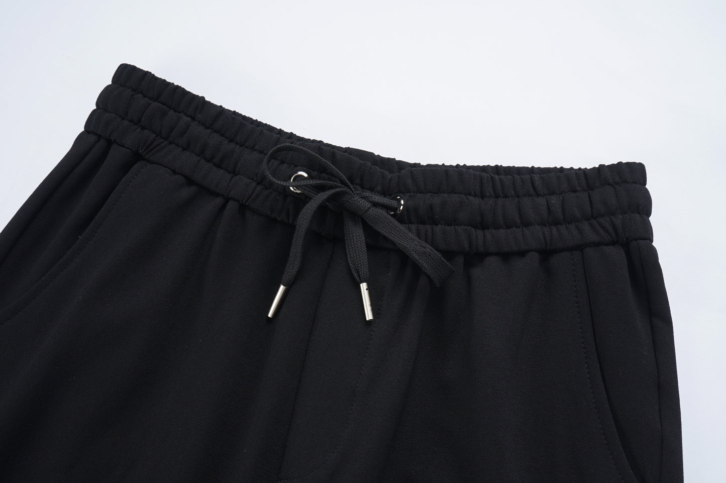 AMIRI-BLACK-ITALICS-22-SHORT