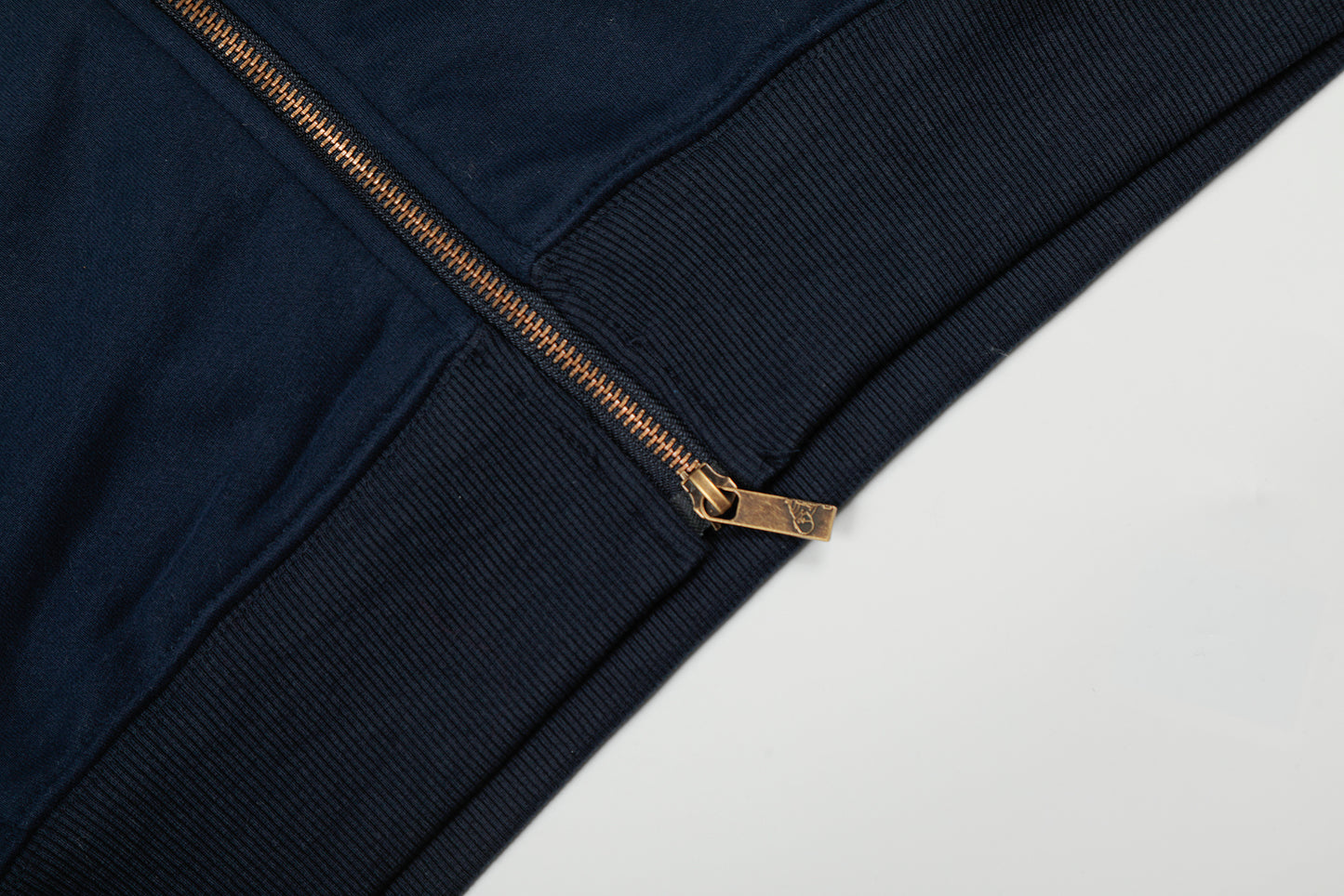 DERSCHUTZE-GALLERY-HOODIE