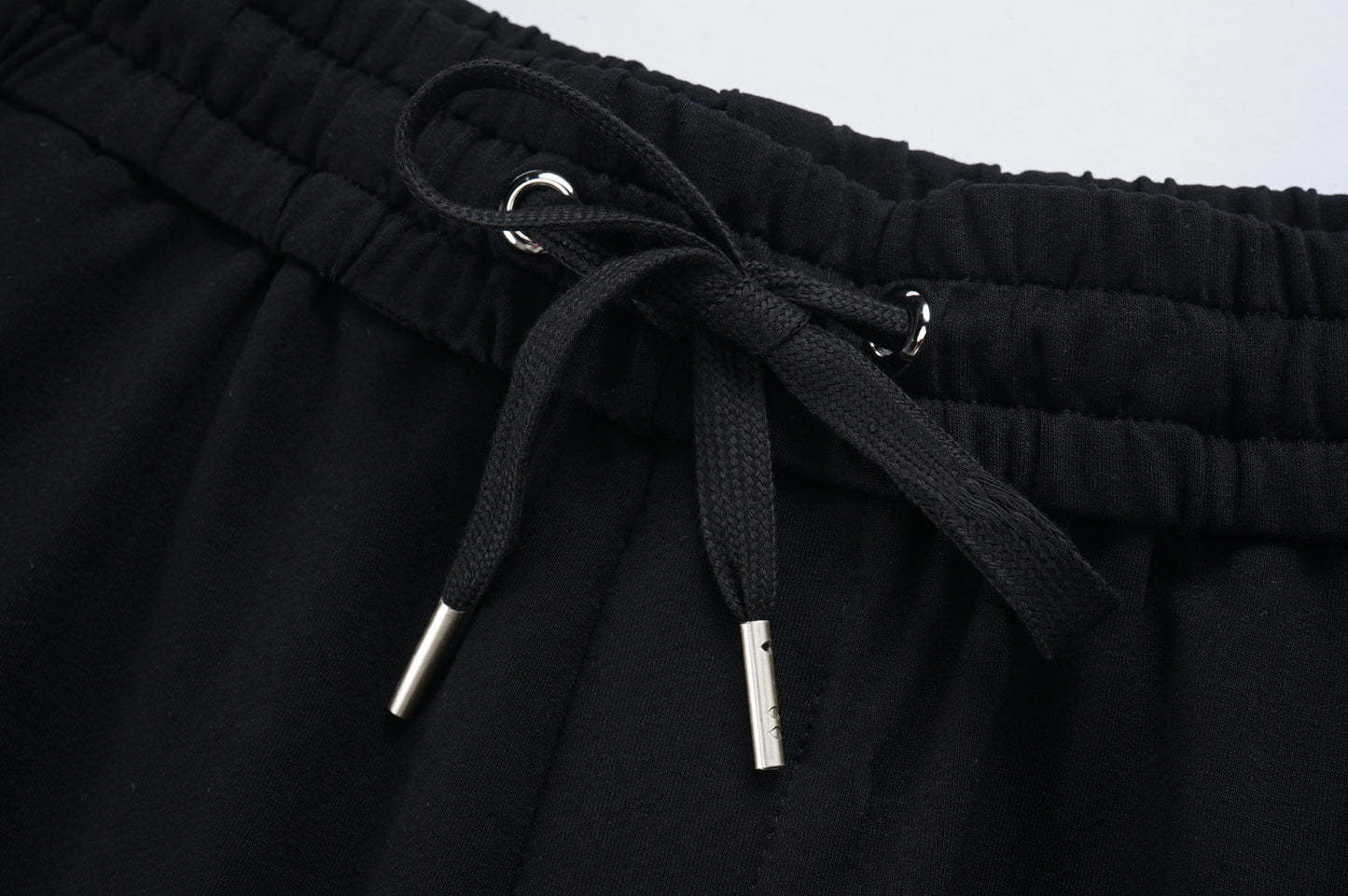 AMIRI-BLACK-ITALICS-22-SHORT